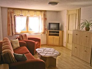 Wohn-/ Schlafzimmer mit Couch und TV-Ecke