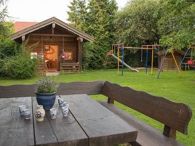 Gemütliche Sitzgruppe im großzügigen Garten mit Spielplatz