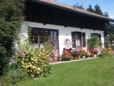 Genießen Sie auch die liebevoll angelegte Gartenanlage mit Teich und Sitzgelegenheiten