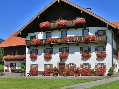 Die Ferienwohnung befindet sich im Obergeschoß und garantiert einen traumhaften Ausblick vom Balkon