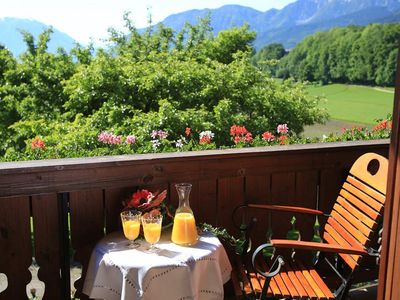 Einen herrlichen Weitblick auf die Berge genießen Sie vom Balkon der Ferienwohnung