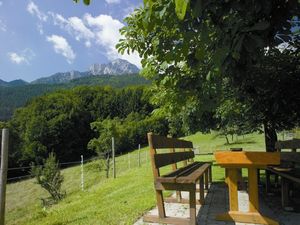 Sitzgruppe im Garten mit Berg- und Talblick