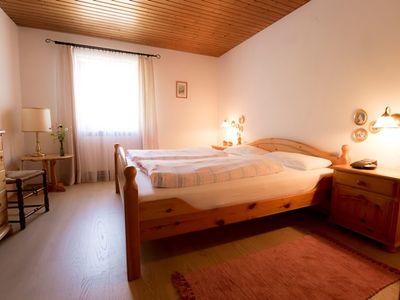 Helles Schlafzimmer mit Doppelbett