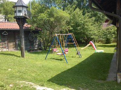 Der gemütliche Garten mit Spielgeräten lädt zum verweilen ein!