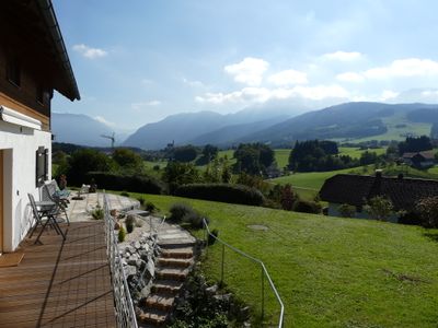 Genießen Sie den Bergblick von der Terrasse