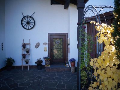 Haus Dallinger mit der gemeinsamen Eingangstür zur Ferienwohnung im 1. Stock