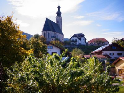 Der Blick vom Balkon zeigt zur Pfarrkirche Maria Himmelfahrt am nahe gelegenen Dorfplatz