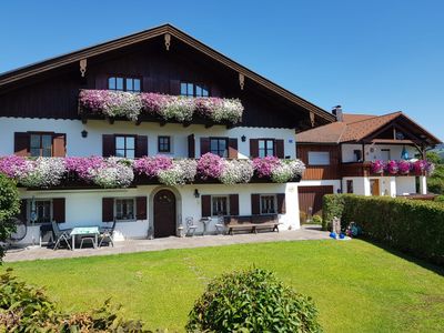 Die  Vorderansicht vom Wastlhof mit dem großzügigen Garten