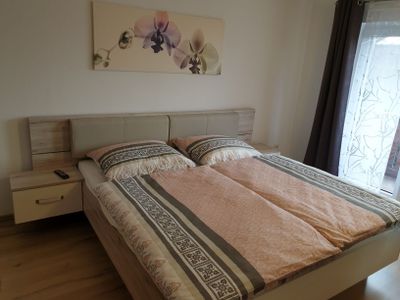 Schlafzimmer 1 mit Doppelbett viel Stauraum und direktem Balkonzugang