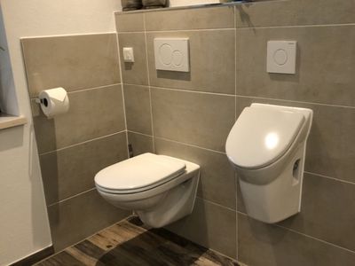Badezimmer mit WC und Urinal