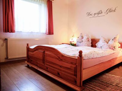 Das helle Schlafzimmer mit Doppelbett bietet Raum zum Erholen