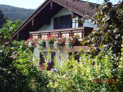 Auf dem geschmückten Balkon macht die Seele Urlaub