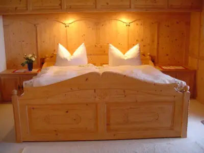 Liebevoll aufgebettet wartet das Doppelbett auf Sie