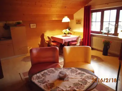 Hell und gemütlich sitzt es sich auf der Eckbank oder den gemütlichen Sesseln