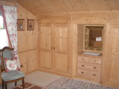 Viel Platz für den Kofferinhalt bietet der Einbauschrank