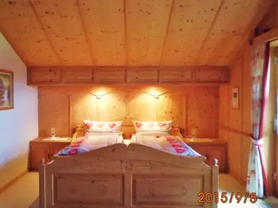 Urlaubsträume werden wahr im hellen Schlafzimmer mit Doppelbett