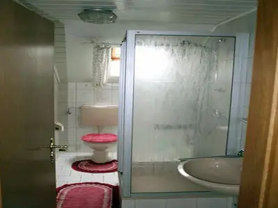 Das Badezimmer mit Tageslicht