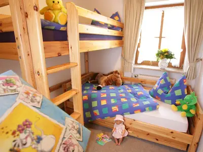 Separates Kinderzimmer mit Hochbett