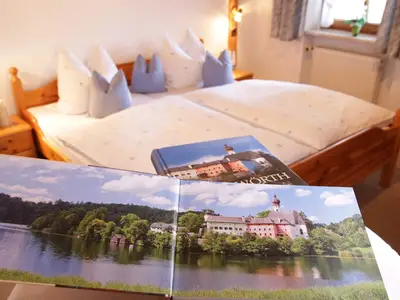 Im hellen gemütlichen Schlafzimmer versinken Sie im Land der Träume