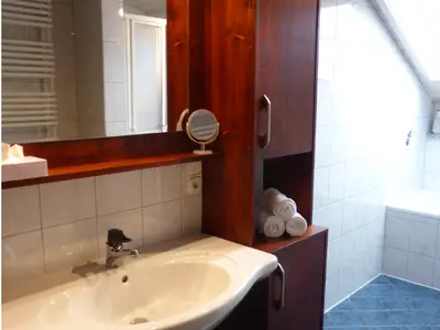 Badezimmer mit Dusche und Badewanne