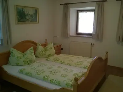 Das gemütliche Doppelbett lädt zum Träumen ein