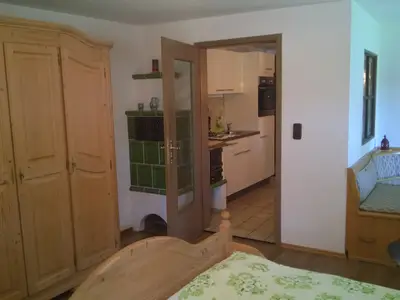 Die gemütliche Ferienwohnung ist hell und bietet genügend Stauraum