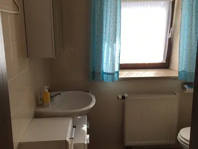 Das mit neuen Möbeln ausgestattete Bad ist hell und freundlich