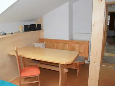 Gemütliche Sitzecke lädt zum Schlemmen ein