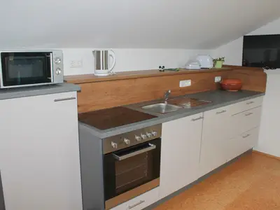 In der voll ausgestatteten Kochnische kann unbekümmert gekocht und gebacken werden