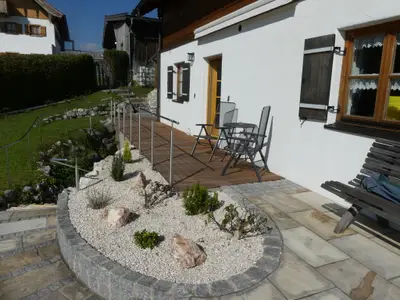 Die neue Terrasse mit Beschattungsmöglichkeit und Gartenmöbeln lädt zum Entspannen ein