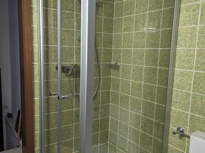 Dusche im Badezimmer