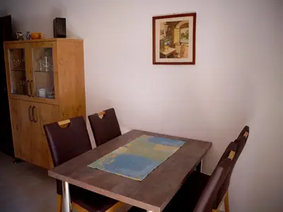 In der extra angelegten Küche finden vier Personen in der Essecke Platz