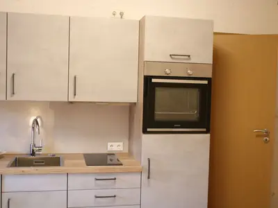 Küche mit Backofen und Ceranfeld