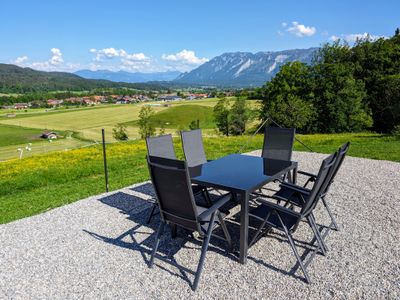 Sitzbereich mit Bergblick und Grillmöglichkeit auf der Sonnenterrasse