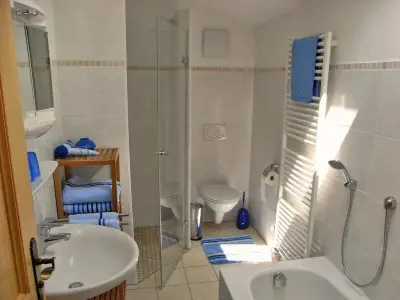Bad mit Badewanne und Dusche sowie WC
