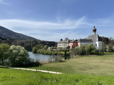 Blick auf Höglwörth mit Badesee