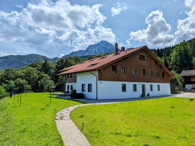 Gebäudeansicht mit Berg- und Gartenblick