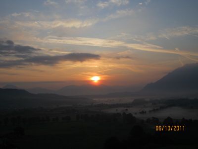 Aussicht vom Balkon mit Sonnenaufgang über den Bergen