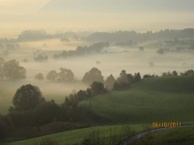 Aussicht vom Balkon auf das in Nebel gehüllte Tal