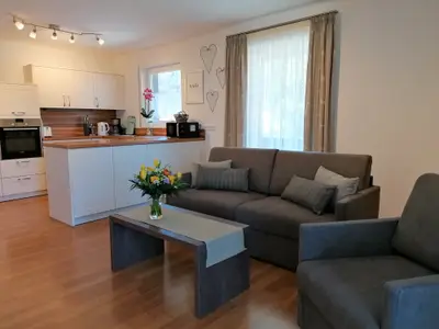 Der offene Wohnbereich mit Küche und Essplatz