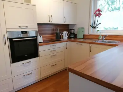 Moderne und umfassend ausgestattete Küchenzeile