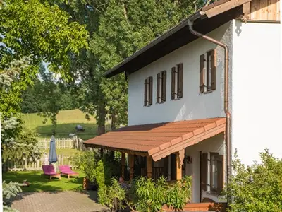 Außenansicht mit Blick auf die überdachte Ferienwohnung im Erdgeschoß