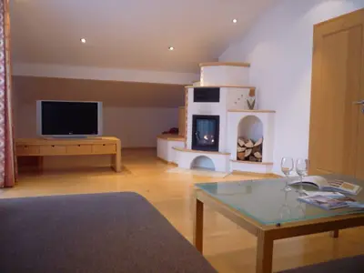 Geräumiges Wohnzimmer mit Sat-TV, Kachelofen, usw.