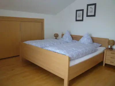 Im separaten Schlafzimmer mit Doppelbett erwartet Sie auch ein Doppelflügelschrank mit genügend Platz für die Reisegardero