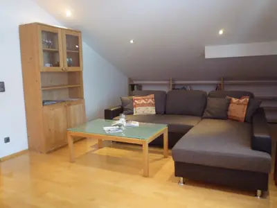 Auf der Wohnlandschaft im Wohnzimmer findet die gesamte Familie Platz