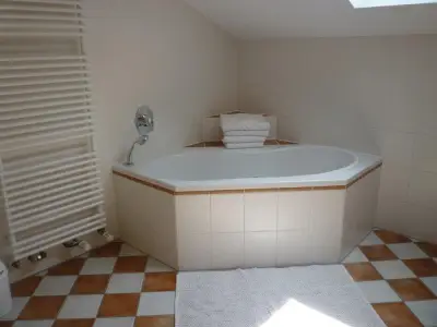 Bad mit geräumiger Badewanne