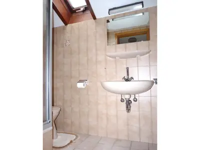 Badezimmer mit Dusche/WC