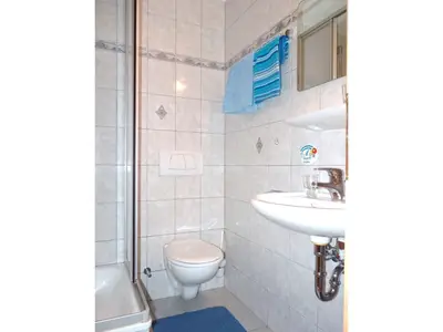 Badezimmer mit Dusche/WC