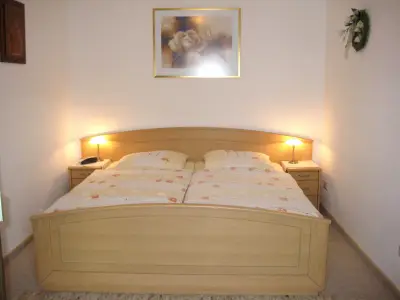 Schlafzimmer mit Doppelbett