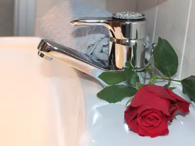 Das gepflegte Badezimmer ist voll ausgestattet für Ihren Urlaub!